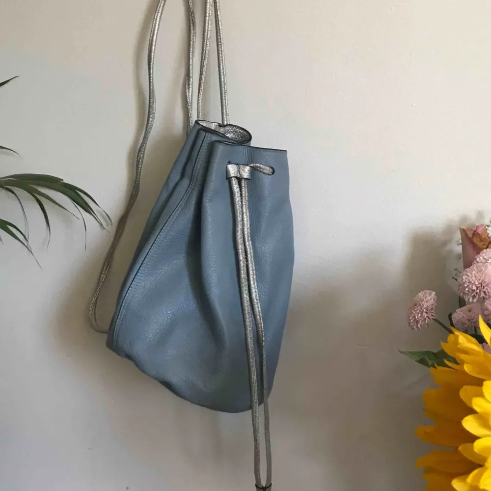 Väska i blått läder & other stories Läder imitation med silver detaljer! Super söt. Väskor.