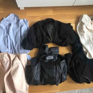  - VÅRJACKOR! En bomber, en skinnjacka, några låna trenchcoats. Skriv vilken du är intresserad av så skickar jag fler bilder! Pris varierar mellan 100-200. Kan skickas då står köparen för frakt :) 
