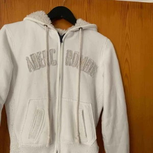  - Säljer min tjocka abercrombie kofta, den är i strl L (barnstorlek) motsvarar en xs, pris 125kr, kan frakta men du får betala frakten själv (63kr), annars möts jag upp i Stockholm, betalning sker via swish, hoppas det är något för dig!☺️