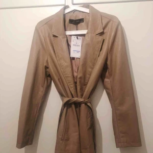  - Brun skinnjacka/kappa från Zara. Helt oanvänd! Nypris 549kr. 