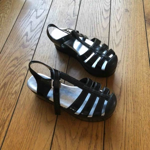  - Supersnygga lackade svarta platåskor! Köpta vintage. Säljer för att de nästan aldrig kommit till användning!☺️