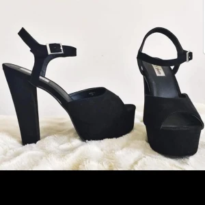  - Skor från Nelly. Endast provade! Finns ej kvar på hemsidan längre.