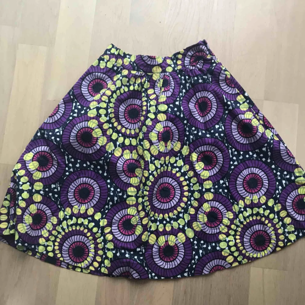 Halvlång kjol från Lindex i ett coolt mönster.  Skulle säga att den är normal i storleken. . Kjolar.
