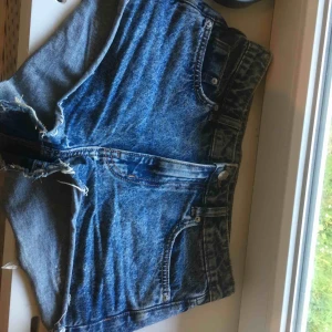  - Grymt snygga shorts från hm. Jag har använt dem typ två gånger så dem är i jätte bra skick🌟 super sköna att ha på sig men tyvärr har dem blivit lite för stora för mig. Köparen står för frakt🌼