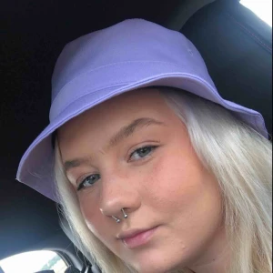  - Härligaste bucket hatten i en snygg lila. Likadan som på bilden men säljer en oanvänd med lapp kvar då jag råka beställa två. Säljer även jackan på andra bilden😍 denna är slutsåld på hemsidan.  Frakt tillkommer på ca 56kr 