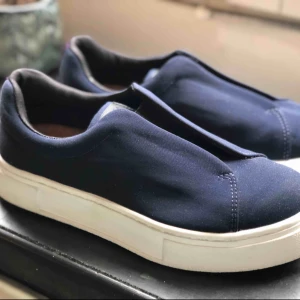  - Eytys doja, marinblå i nylon i storlek 37. Säljes pga för små. Väldigt sparsamt använda. 