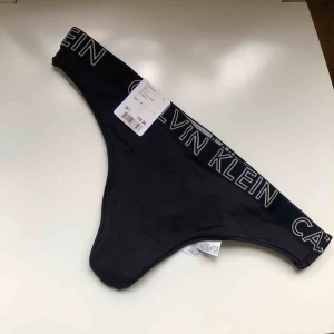  - Ett par Calvin Klein stringtrosor. Storlek medium/38-40, damstorlek. Skick: 10/10. Nypris 170kr. Postas endast, 9kr (frakten är inräknat i priset). Mvh Marija & Nugget. 