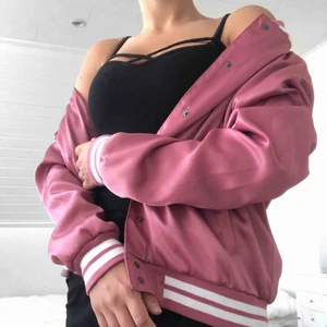  - Collegejacka från Pink victoria secret i storlek XS. Nypris ca 900kr. Du som köpare står för frakt ❤️