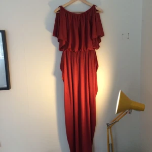 Draperad långklänning, grekisk känsla.  - Draperad långklänning, grekisk känsla. 