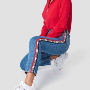  - Jeans från Levis endast testade pga fel strl. Köpta för 999 kr