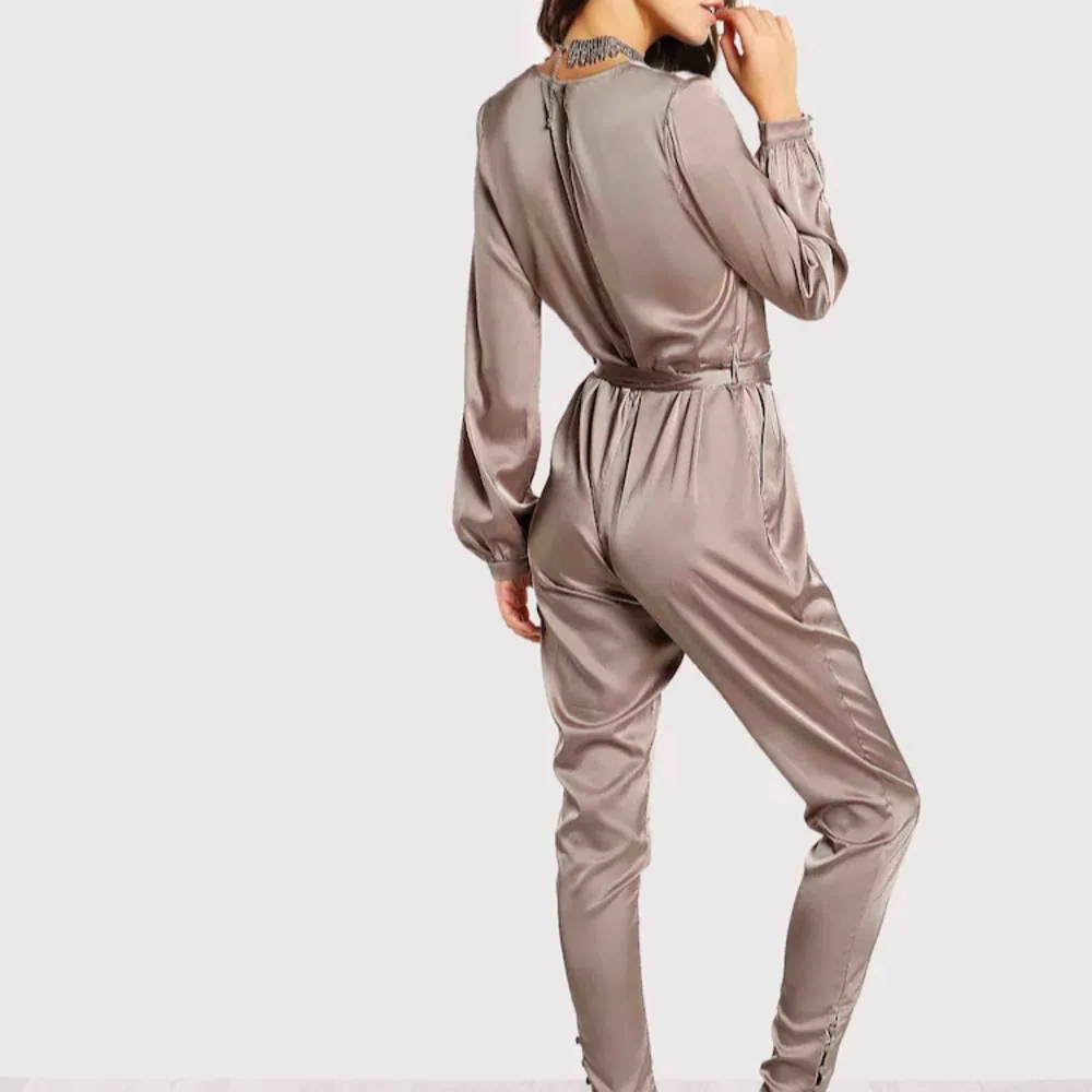 Elegant Shawl Collar Wrap and Tie Satin Jumpsuit. Klänningar.