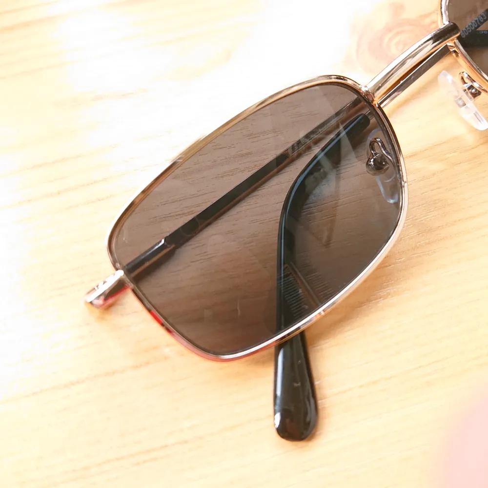 Mindre solglasögon i kantig modell. Trendiga och i bra skick! . Accessoarer.
