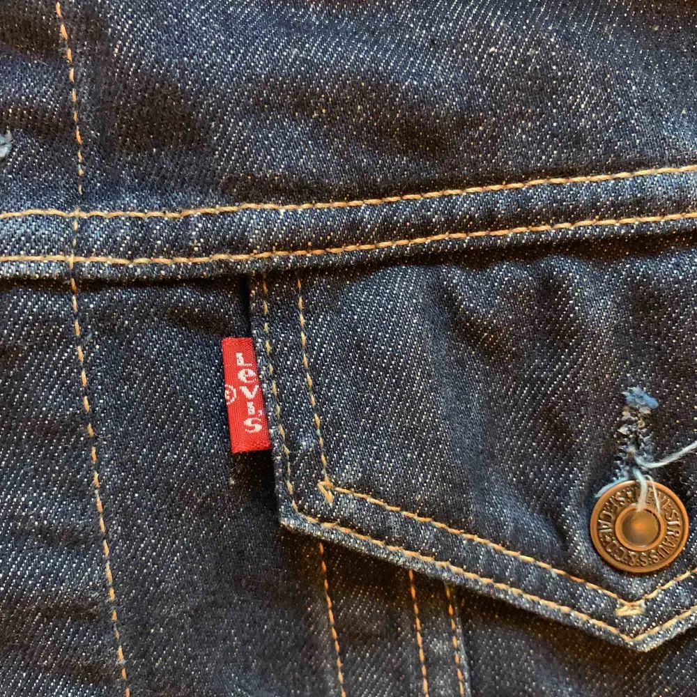 En vintage Levis jacka i storlek XL, passar även skit snyggt som oversized om man är mindre storlek!! Jackan är mörkblå jeans och nästintill aldrig använd! Superbra skick😍 fraktar och möts upp i centrala uppsala❤️. Jackor.