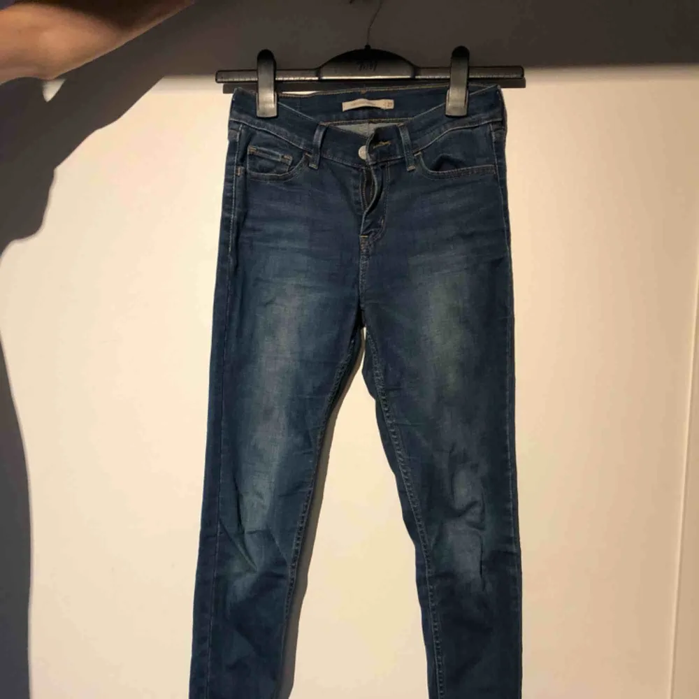 Stretchiga jeans från Levis . Jeans & Byxor.