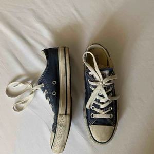  - •Blå åga Converse •Måttligt använda men i bra skick •Säljer pga att de ej kommer till användning •Går att tvätta• De vita sulorna är lite smutsiga men det blå tyget är intakt sedan inköpet