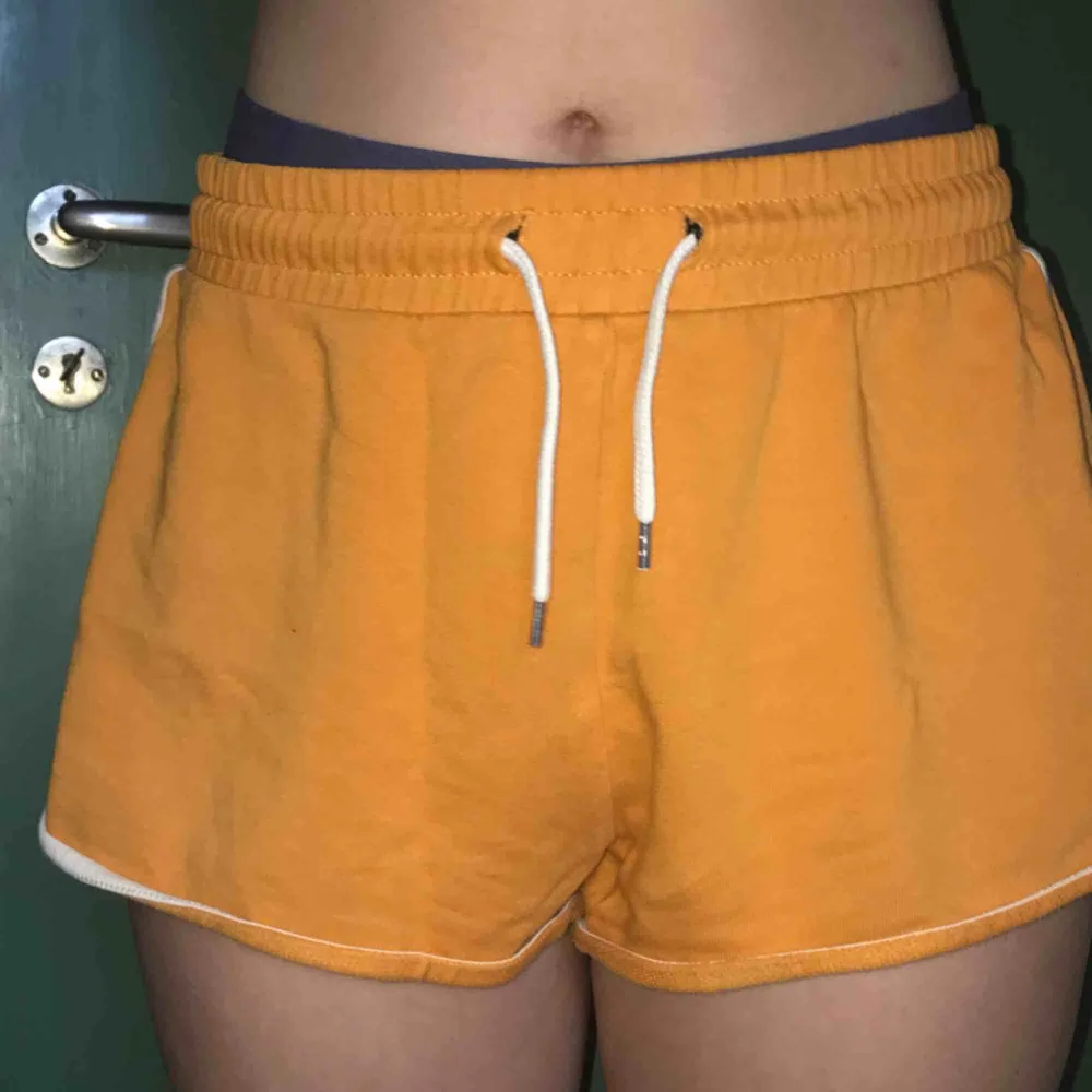Ett par gula shorts i storlek S men vida så skulle även passa en storlek M. . Shorts.