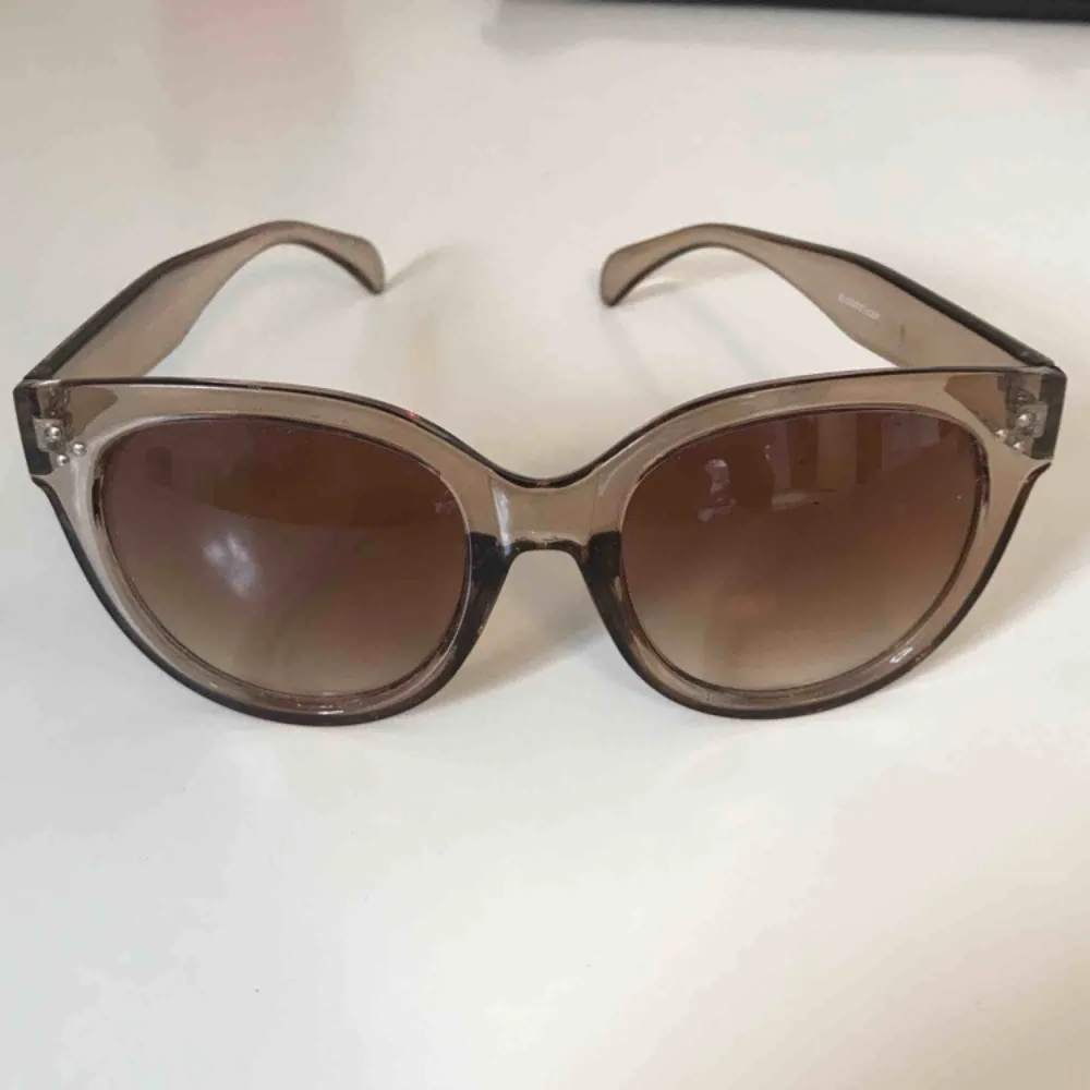 Solglasögon inspirerade av Céline, från Gina Tricot. Supersnygga! I fint skick. Köparen står för frakt.. Accessoarer.