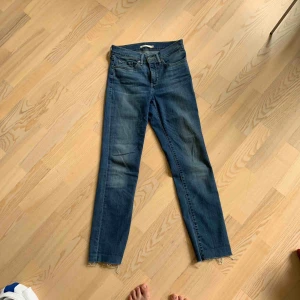  - Avklippta Levisjeans i midjestorleken 27. Längden passar för mig som är 172 cm. Sparsamt används. Frakt tillkommer