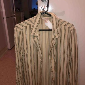  - Oanvänd skjorta från H&M. Väldigt fint skick och i fint material! 