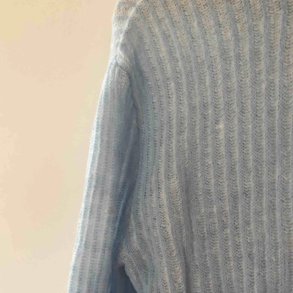 Ljusblå tunt stickad tröja från Visual Clothing Project. Storlek S men är väldigt stretchig. Är i nyskick.. Stickat.
