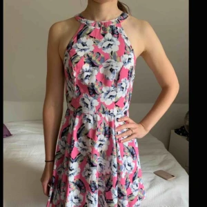  - En riktigt snygg, somrig och härlig klänning från Hollister! Materialet är fladdrigt och skönt, den perfekta sommarklänningen! Den är också helt oanvänd och köptes för ca 500kr. Möts gärna upp i Stockholm. 