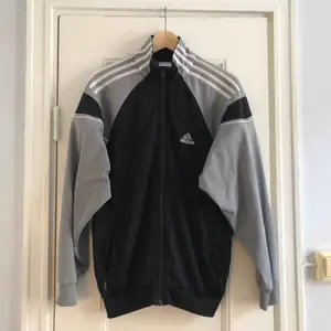 En tracktop från Adidas. Storlek 34-36/small, damstorlek. Skick: 6/10. Levereras nytvättad. Finnes på Södermalm, Stockholm. Kan postas men då står Du för frakten, (55kr). Mvh Marija & Nugget