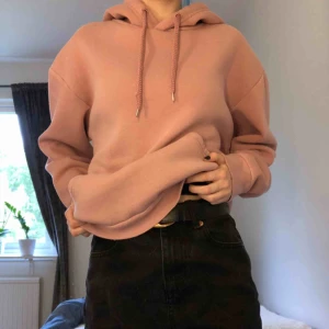  - En mysig, rosa hoodie från Stadium. Nypris: 300 kr. Se bild tre för en mer korrekt bild av färgen. Säljs pga det inte är min stil. Billigt pris eftersom den är välanvänd och lite ”nopprig” på vissa ställen. Betalas med Swish och köparen står för frakten☺️