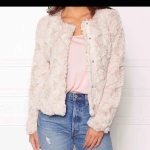  - Rosa/beige pälsjacka från Vero Moda stl S. Knappt använd och är i väldigt fint skick! Kommer tyvärr inte till användning längre. 250:- med frakt