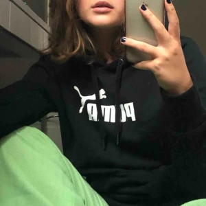  - Svart pumahoodie med loggan på, ganska tunnt material men skön, möts gärna upp i stockholm