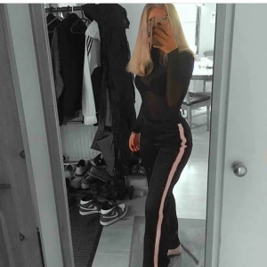  - Suuuupersnygga byxor från bikbok med detaljer på sidan. Storlek xs och har superbra passform samt väldigt bekväma. Hämtas upp i Umeå men kan också fraktas gentemot att köpare betalar frakt!