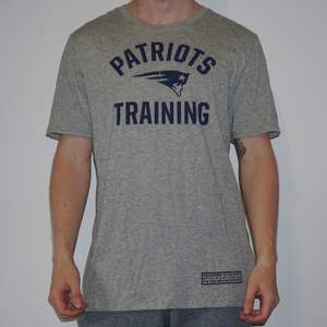 T-Shirt från Nike. NFL-Laget Patriots logga på framsidan. Helt ny, aldrig använd. 