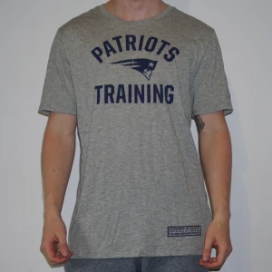  - T-Shirt från Nike. NFL-Laget Patriots logga på framsidan. Helt ny, aldrig använd. 