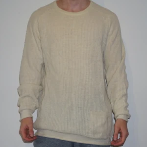  - Stickad tröja från Carlings. Väldigt lång passform, sitter mer som en L. Knappt använd.