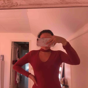  - lite ljusare röd/orange tröja, väldigt lent material & skön. aldrig använd 