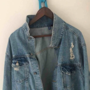  - Säljer en Jeansjacka från H&M. Storlek L. Jeansjackan är ljusblå med mörka toner. Jeansjackan är i sliten design. Använd endast en gång och är i perfekt skick. Passar både er med storlek M och L. 200 kr