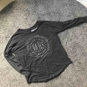  - Långärmad Vans T-shirt, köpt för ett par år sen men i gott skick!! 