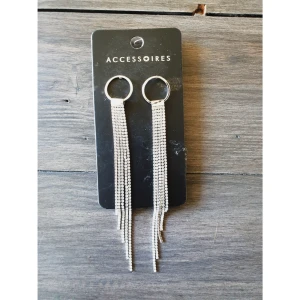  - Örhängen som hänger ner fint med kristaller. 