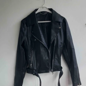  - Skinnjacka, ej äkta såklart.  Köpt från H&M ett tag sen men aldrig blivit använd tyvärr