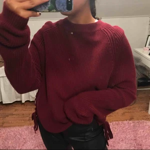  - En supermysig vinröd stickad! I strl L, köpte i större strl för att få en mer oversized look! (har vanligtvis S) ej sliten, jättemysig men kommer ej till användning tyvärr 