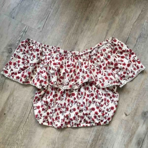  - Super söt topp med röda blommor på!🌹