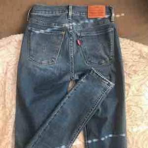 Fina jeans nu till sommaren! dessa är knappt använda! Säljer pga för små💛