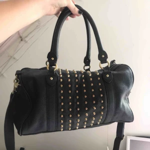  - Svart väska med nitar