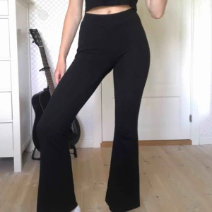  - Utsvängda bootcut byxor från Gina tricot. Har sytt upp då de var väldigt långa i benen när jag köpte dem. Passar mig i längden som är ca 171 cm lång. Väldigt skönt material. Kan mötas upp i Älmhult/Växjö annars står köparen för frakt. 