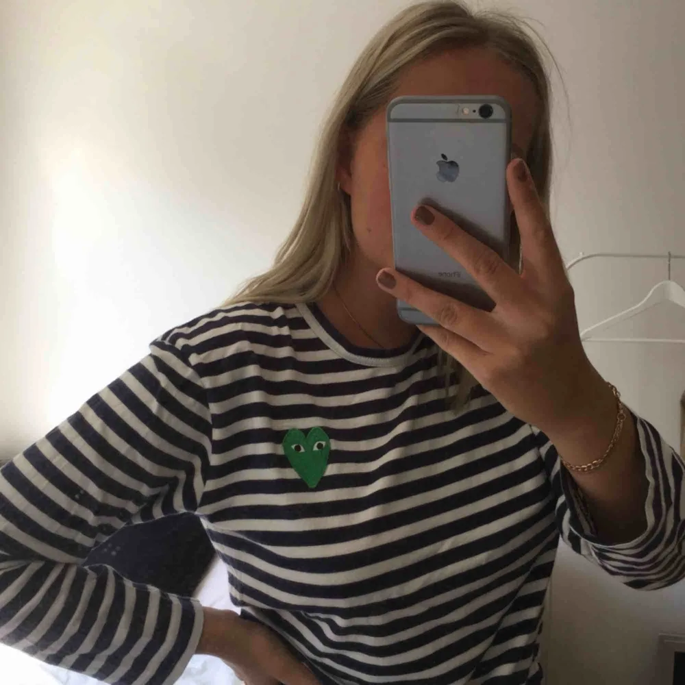 Säljer min älskade CDG tröja pga använder inte längre! Bra skick och snygg passform! Tänk på att deras storlekar är små, så denna sitter som en S och är snyggt oversized på en XS! 💖🤩 Möts upp i Malmö! . T-shirts.