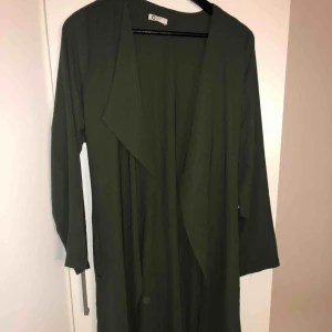  - Grön kappa ifrån Cubus. Använd 1 gång. Storlek L men ganska liten 