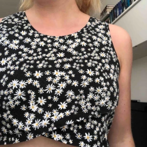  - En väldigt kort tröja, blommig. Den går omlott över bysten. Mycket luftig och ett super bra sommar plagg.