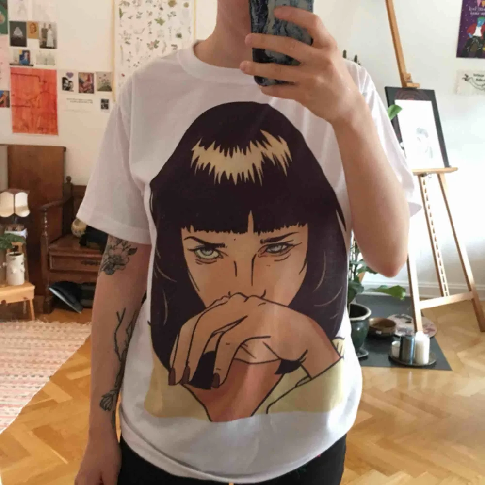 T-shirt med Mia Wallace från Pulp Fiction. Använd endast ca 3ggr 💥💗 Köpt på Etsy. 200kr inklusive frakt.. Skjortor.