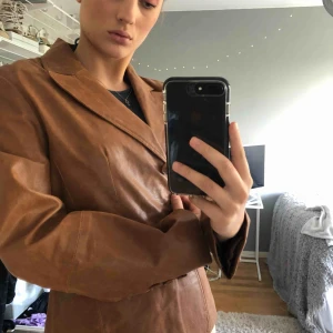  - Brun skinnjacka i superskick. Strl 42 men jag som har 36 i vanliga fall kan rocka den utan problem!