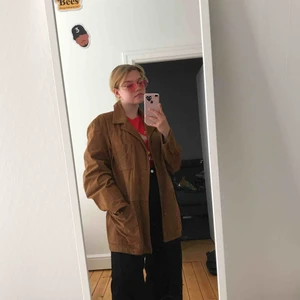  - Vintage Brun jacka i läder/mocka material som kommer från min morfar, antagligen köpt sent 70-tal. Den är rak i passformen och ganska stor, passar M-XL beroende på hur du personligen vill att den ska sitta🌹 frakt ingår ej