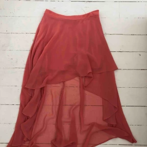  - Kjol från Forever21 Storlek small Superfint fall som inte riktigt syns på bild, kortare fram och längre bak. Tunt tyg med en underkjol. 